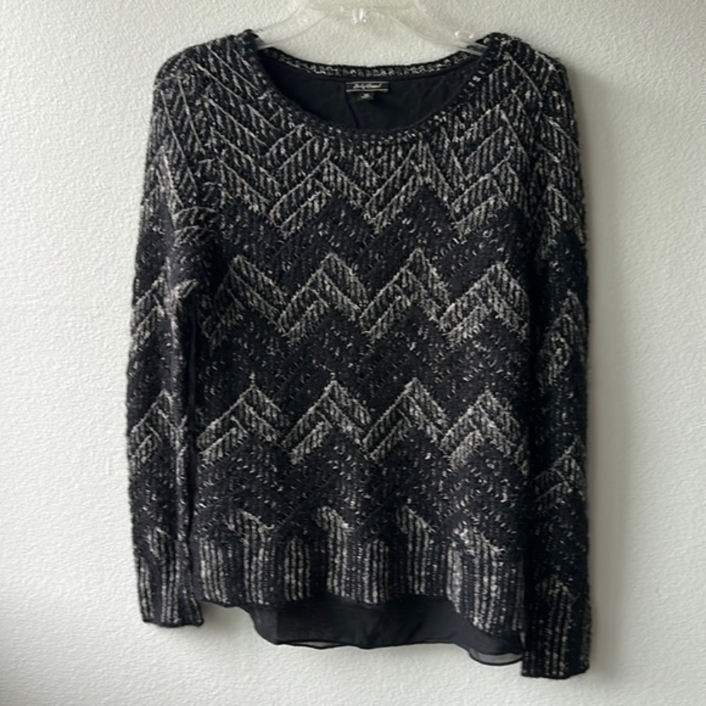 Lucky Brand sweater size Medium sheer und black, gray chevron patterned